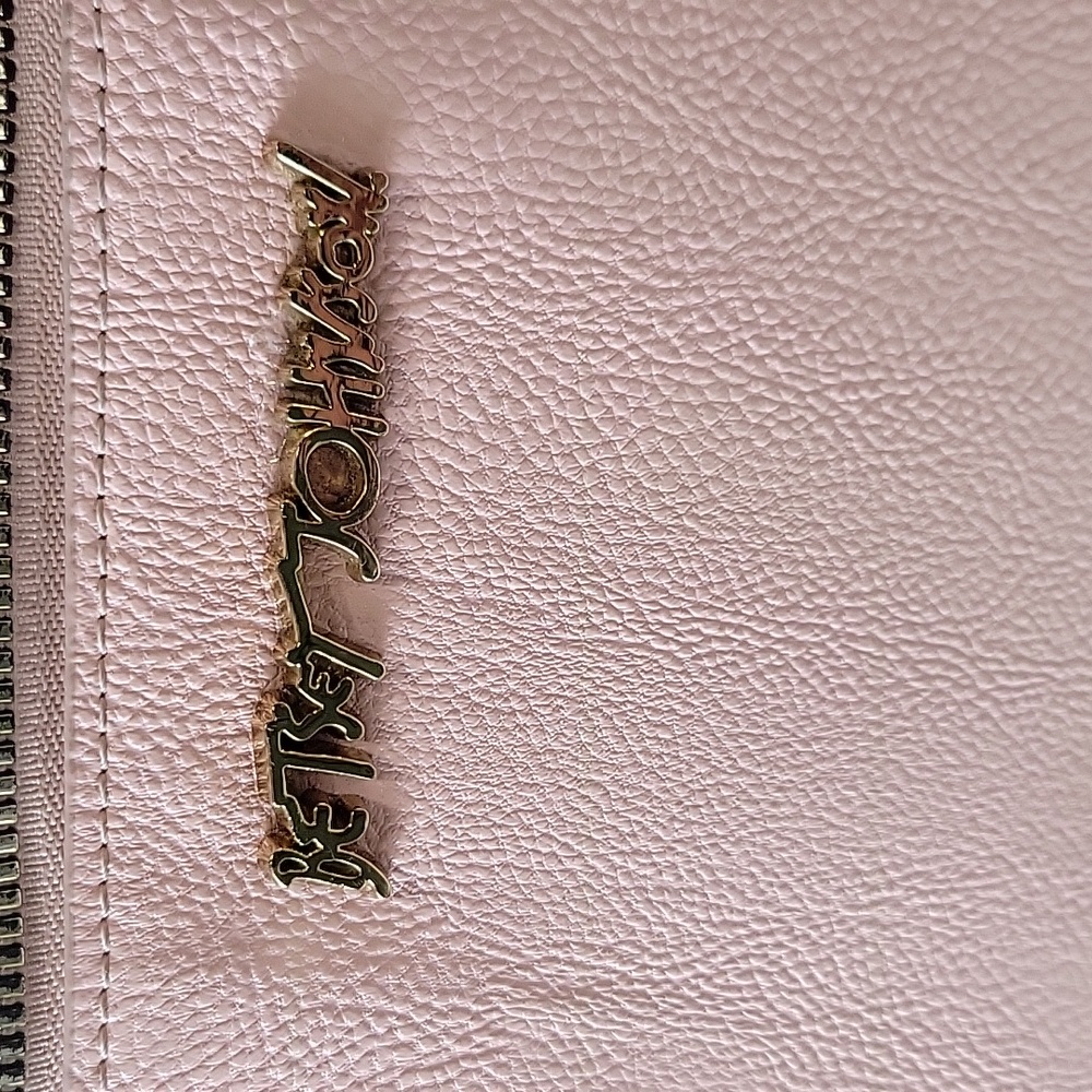 🩷🩷Betsey Johnson Pink Crossbody Bag with Gold Chain🩷🩷 - Picture 2 of 7